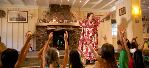 aulani-aunties-beach-house-aunty-arms-up-with-kids-sc